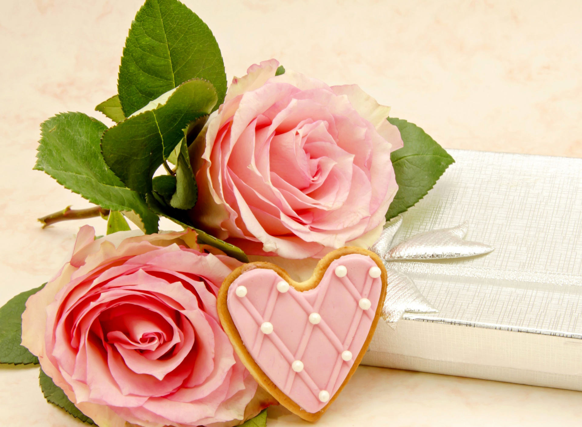 Обои Pink roses and delicious heart 1920x1408