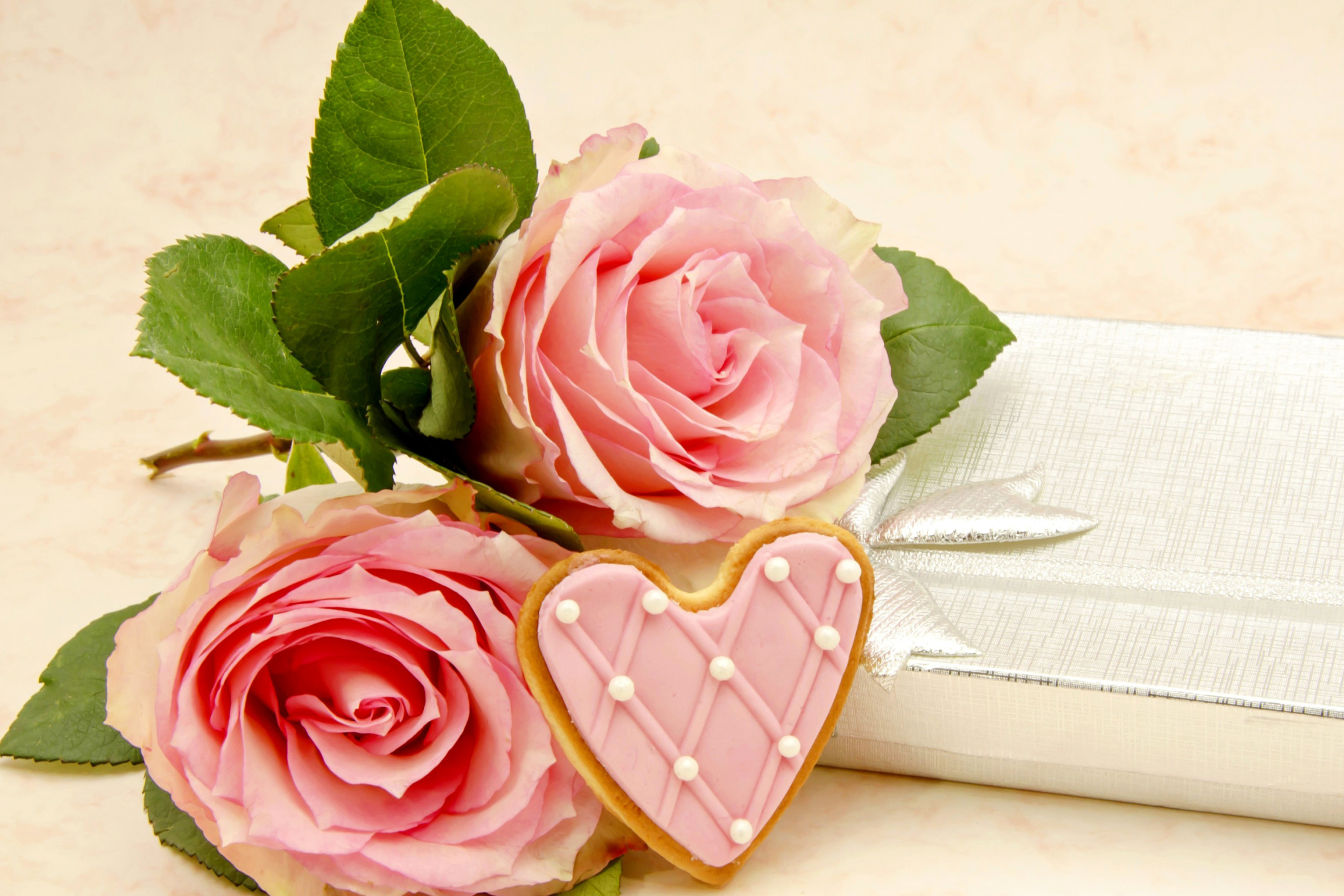 Обои Pink roses and delicious heart 2880x1920