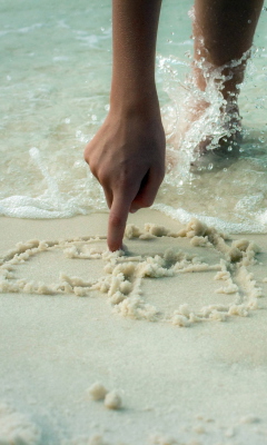 Обои Drawing Heart On Sand 240x400