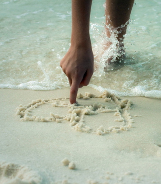 Drawing Heart On Sand - Obrázkek zdarma pro 750x1334