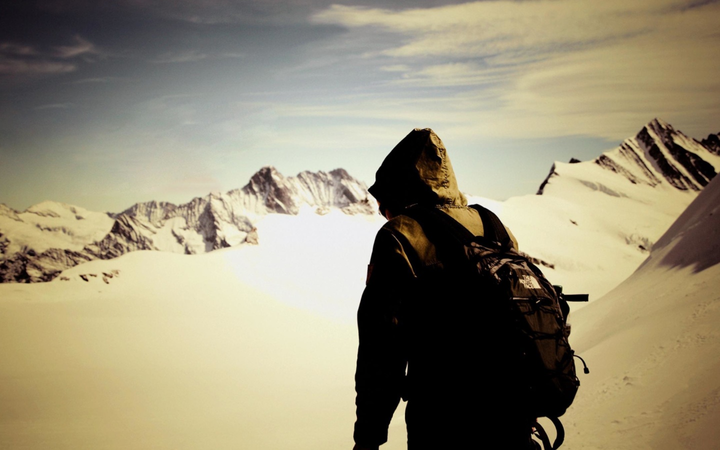 Fondo de pantalla Traveler on the mountain top, Freedom 1440x900