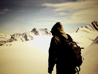 Sfondi Traveler on the mountain top, Freedom 320x240