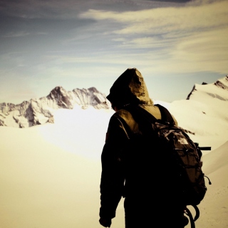 Kostenloses Traveler on the mountain top, Freedom Wallpaper für iPad