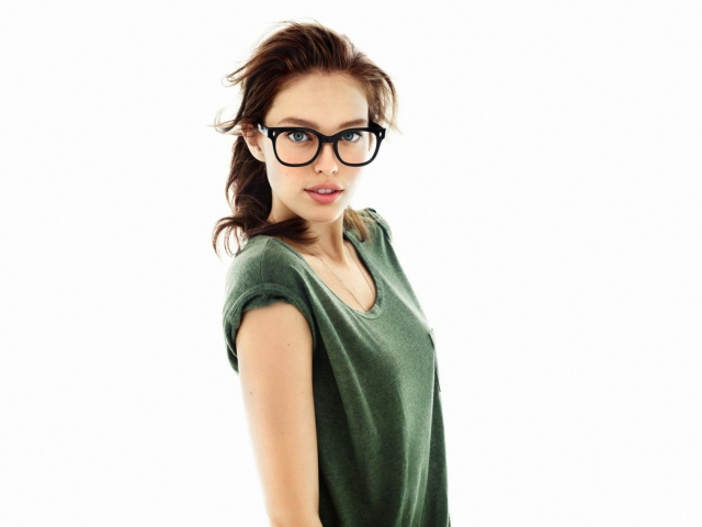 Screenshot №1 pro téma Very Cute Girl In Big Glasses 640x480