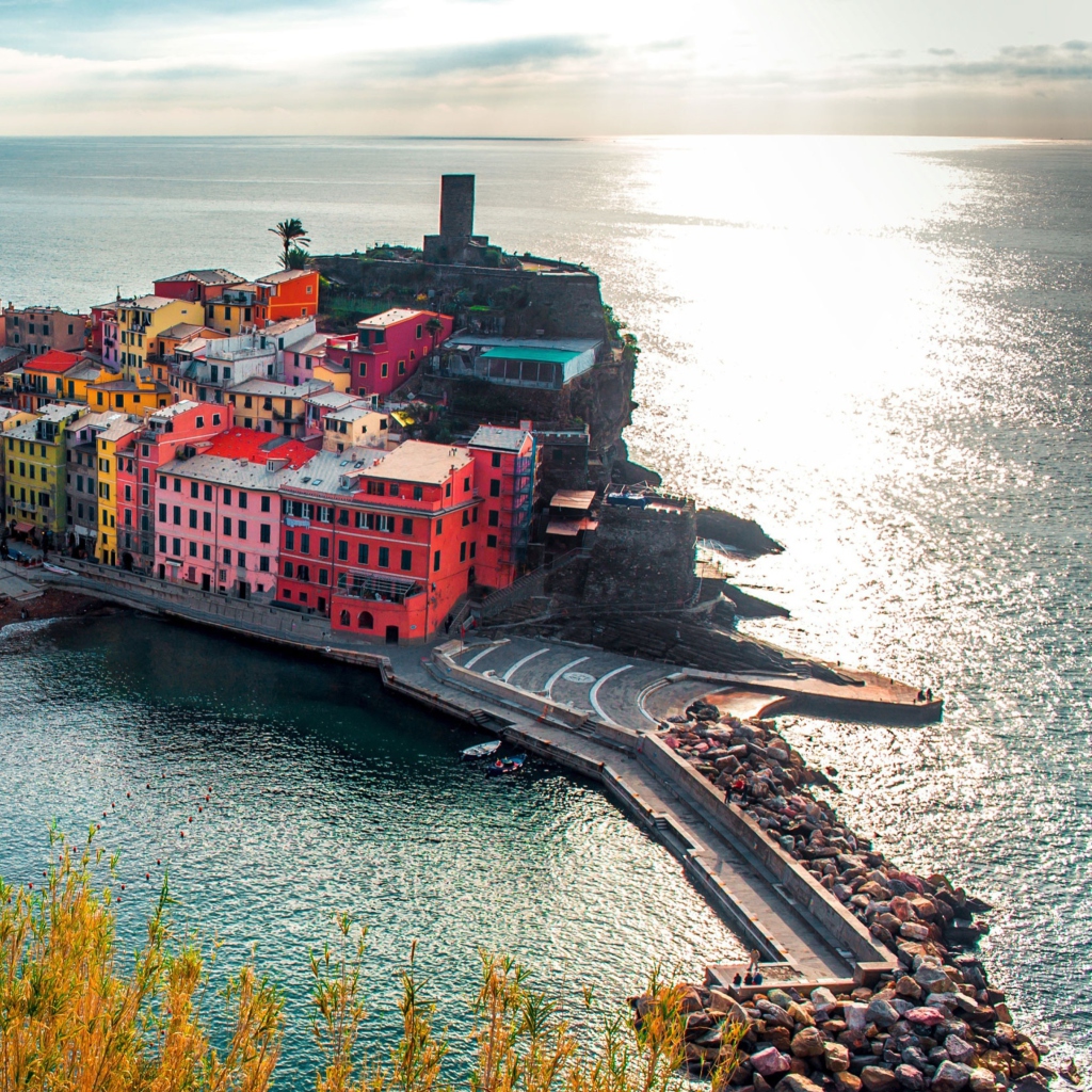 Обои Italy Vernazza Colorful Houses 1024x1024