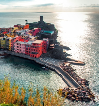 Kostenloses Italy Vernazza Colorful Houses Wallpaper für iPad mini