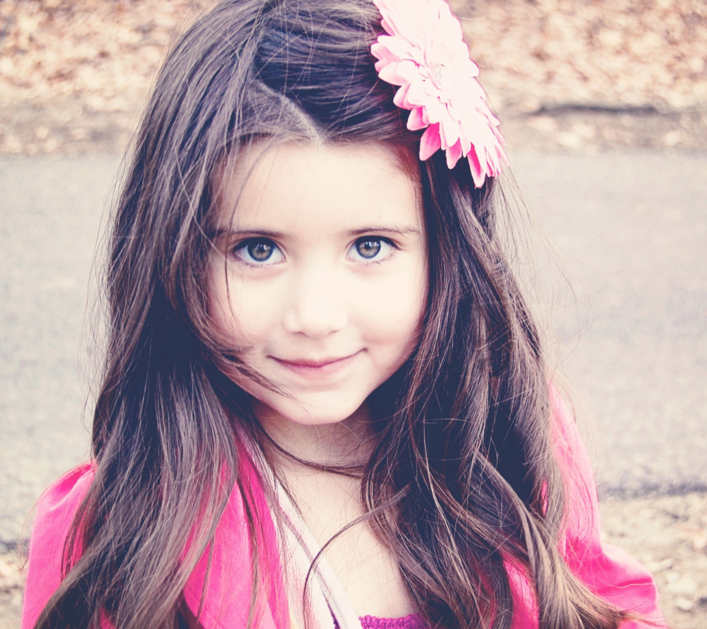 Fondo de pantalla Little Girl With Flower In Her Hair 1440x1280