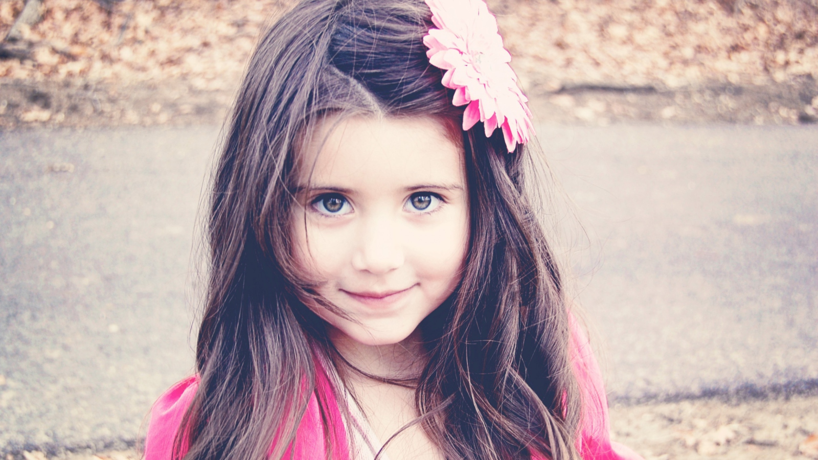 Fondo de pantalla Little Girl With Flower In Her Hair 1600x900