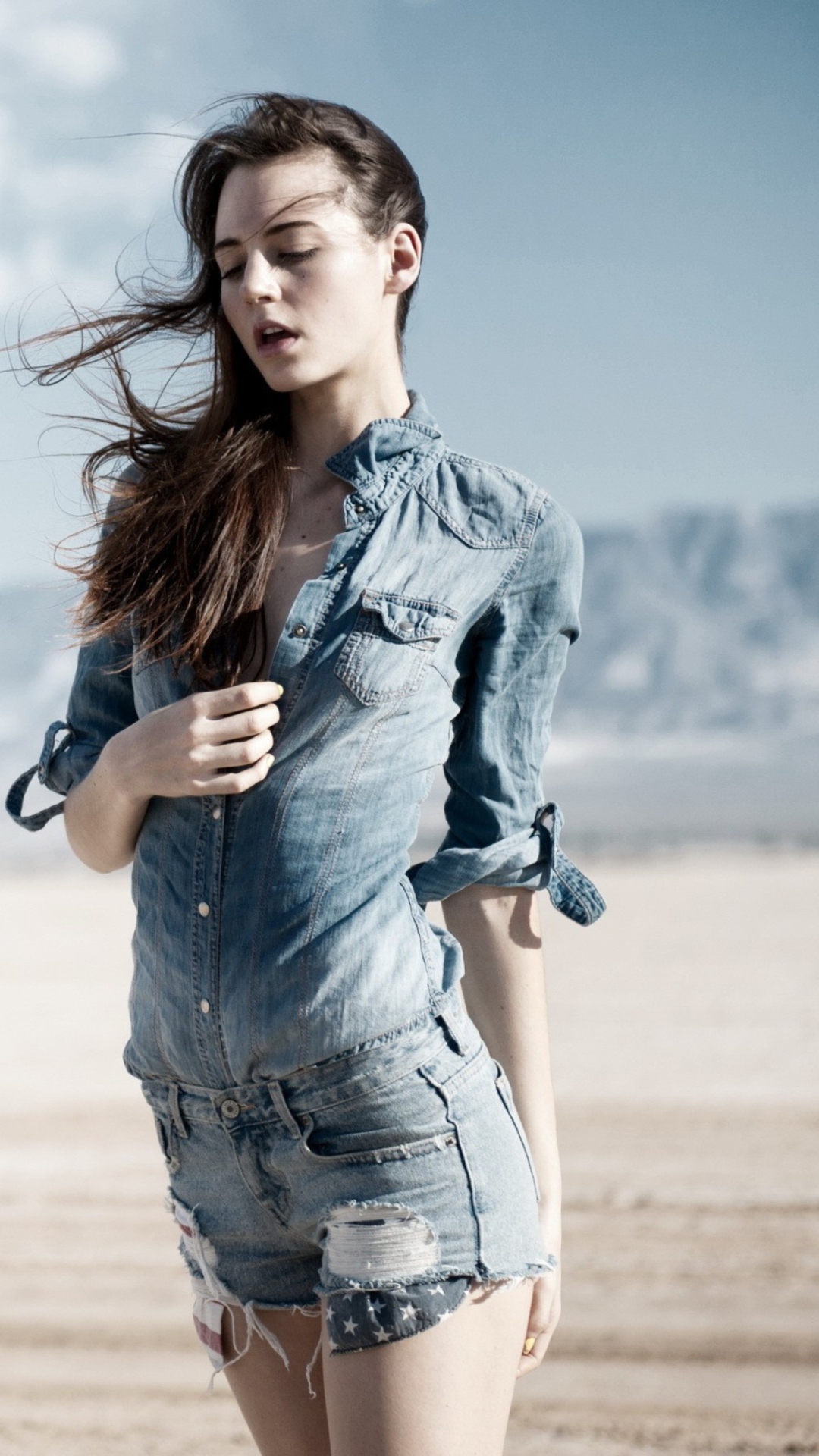 Fondo de pantalla Brunette Model In Jeans Shirt 1080x1920