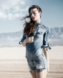 Screenshot №1 pro téma Brunette Model In Jeans Shirt 128x160