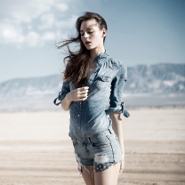 Das Brunette Model In Jeans Shirt Wallpaper 208x208