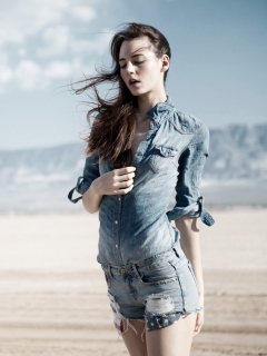 Das Brunette Model In Jeans Shirt Wallpaper 240x320