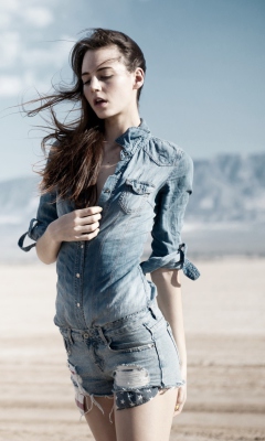 Das Brunette Model In Jeans Shirt Wallpaper 240x400