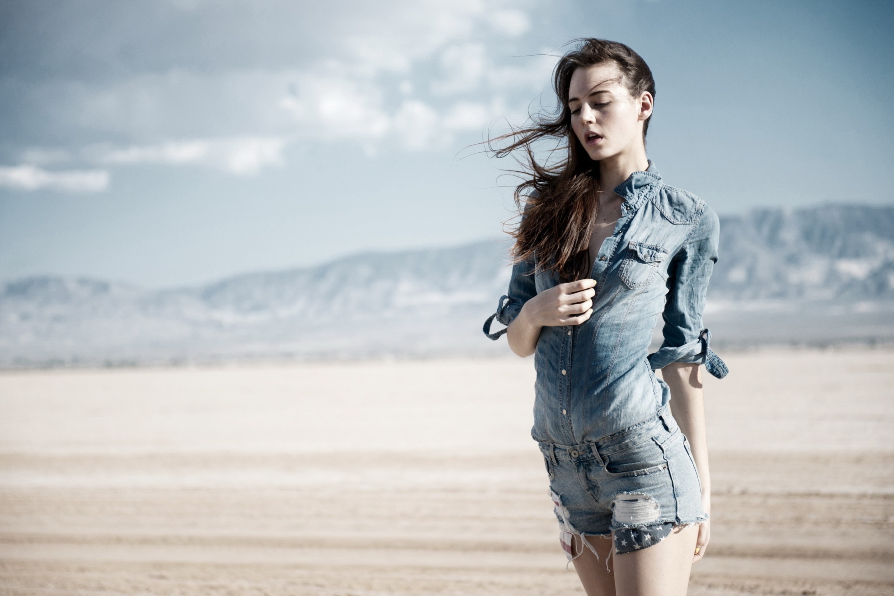 Screenshot №1 pro téma Brunette Model In Jeans Shirt 2880x1920