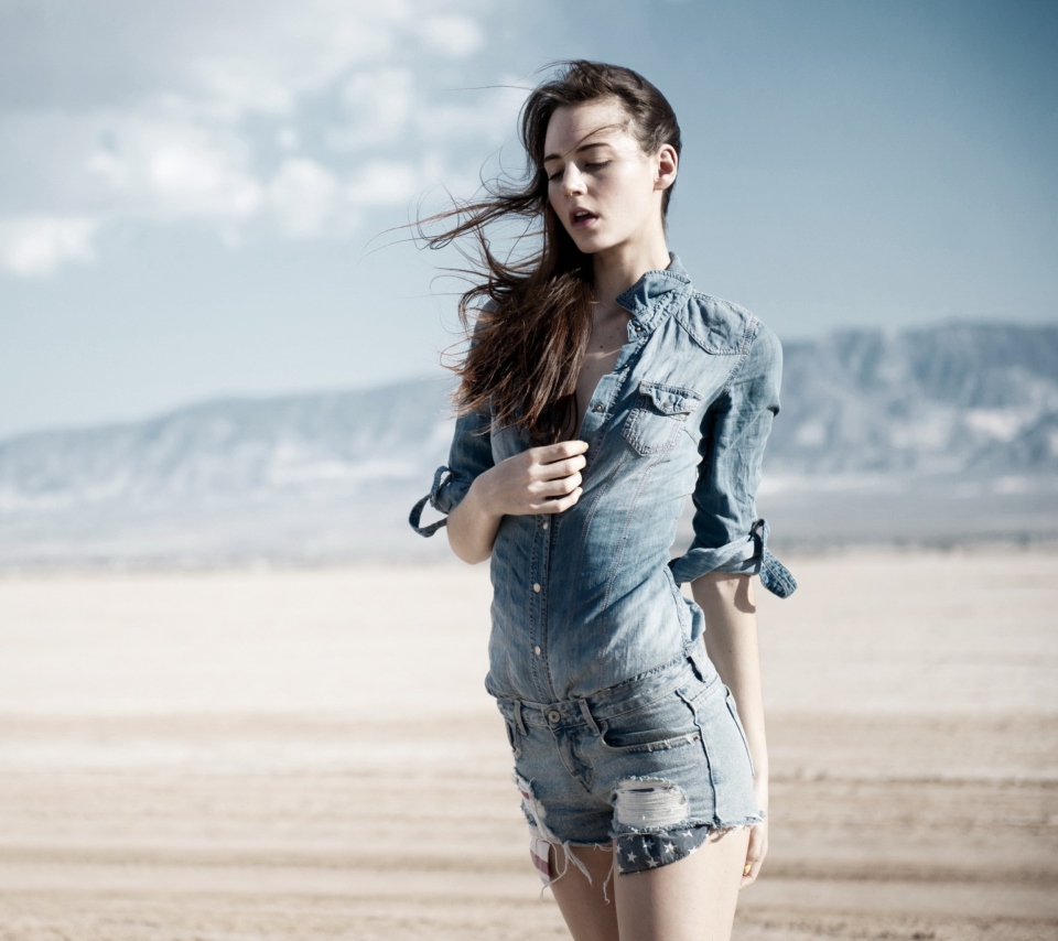 Screenshot №1 pro téma Brunette Model In Jeans Shirt 960x854
