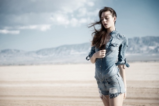 Kostenloses Brunette Model In Jeans Shirt Wallpaper für Android, iPhone und iPad