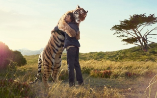 Man And Tiger - Obrázkek zdarma pro Samsung Galaxy S4