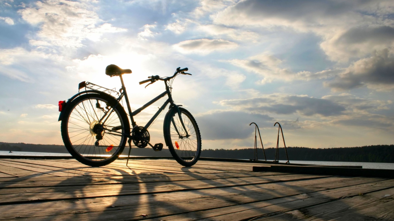 Das Bicycle At Sunny Day Wallpaper 1366x768