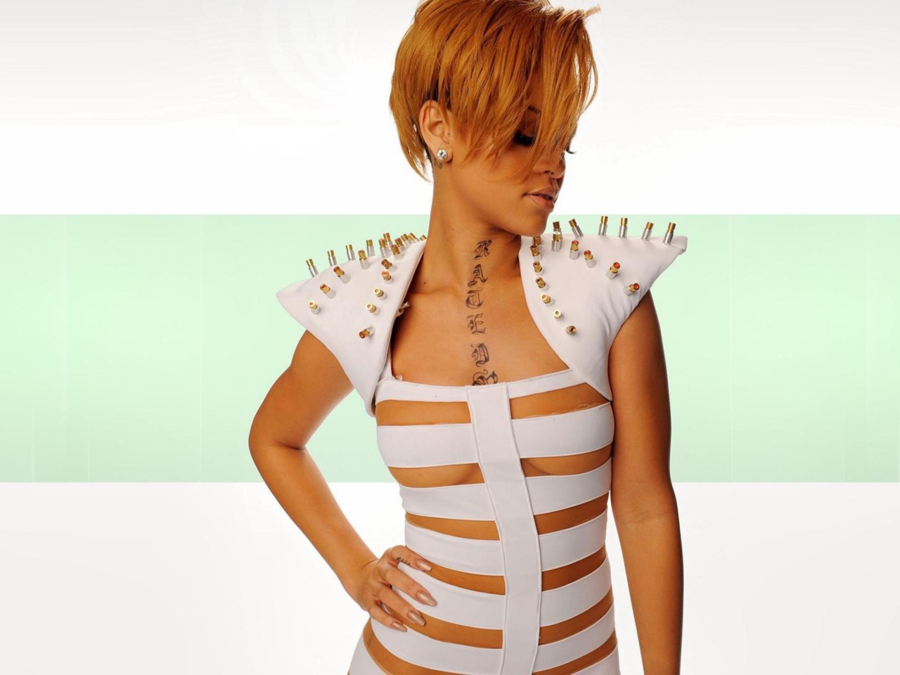 Das Hot Rihanna In White Top Wallpaper 1280x960