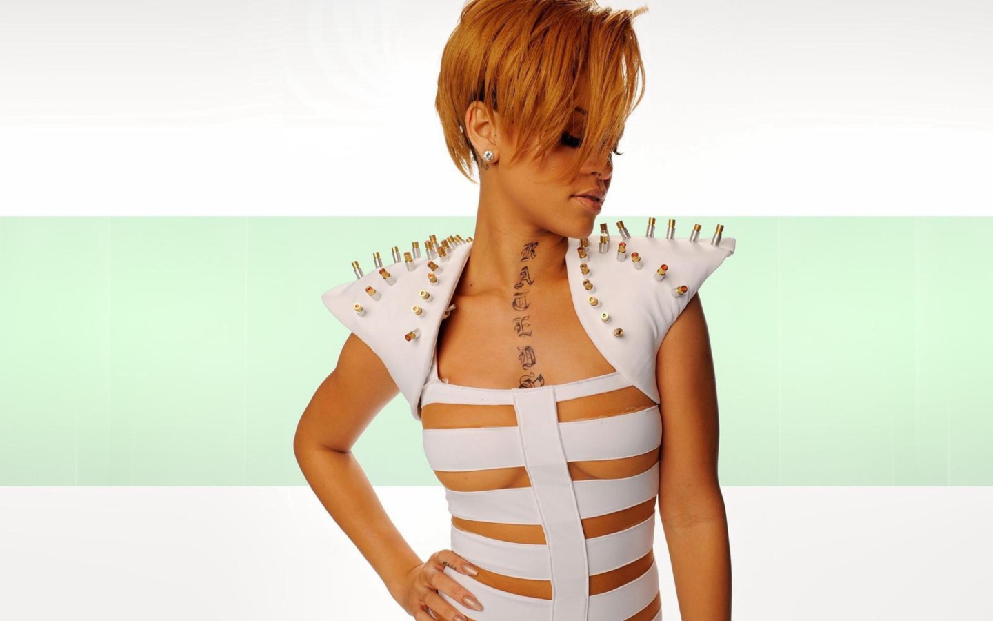 Sfondi Hot Rihanna In White Top 1440x900