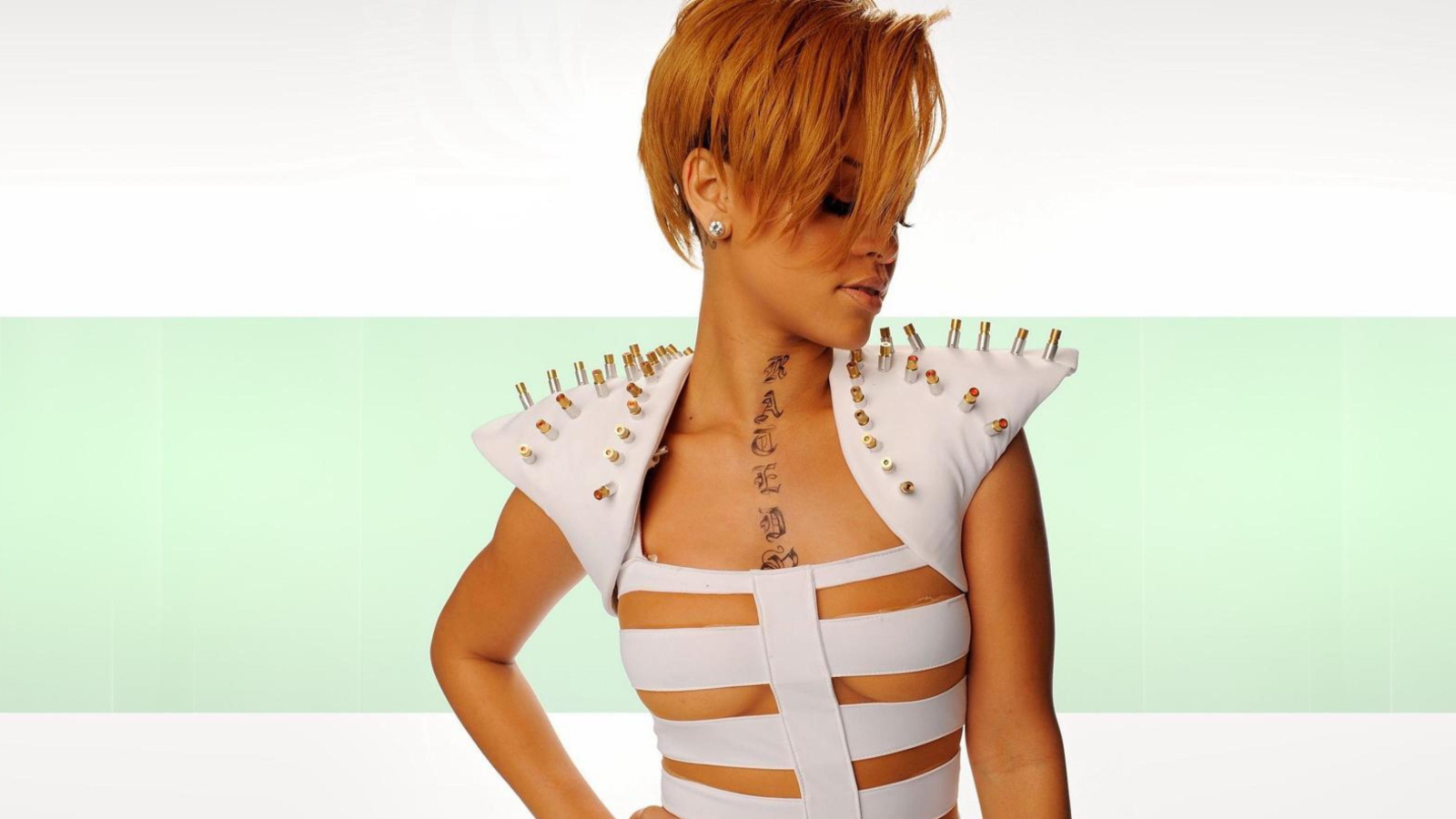 Das Hot Rihanna In White Top Wallpaper 1600x900