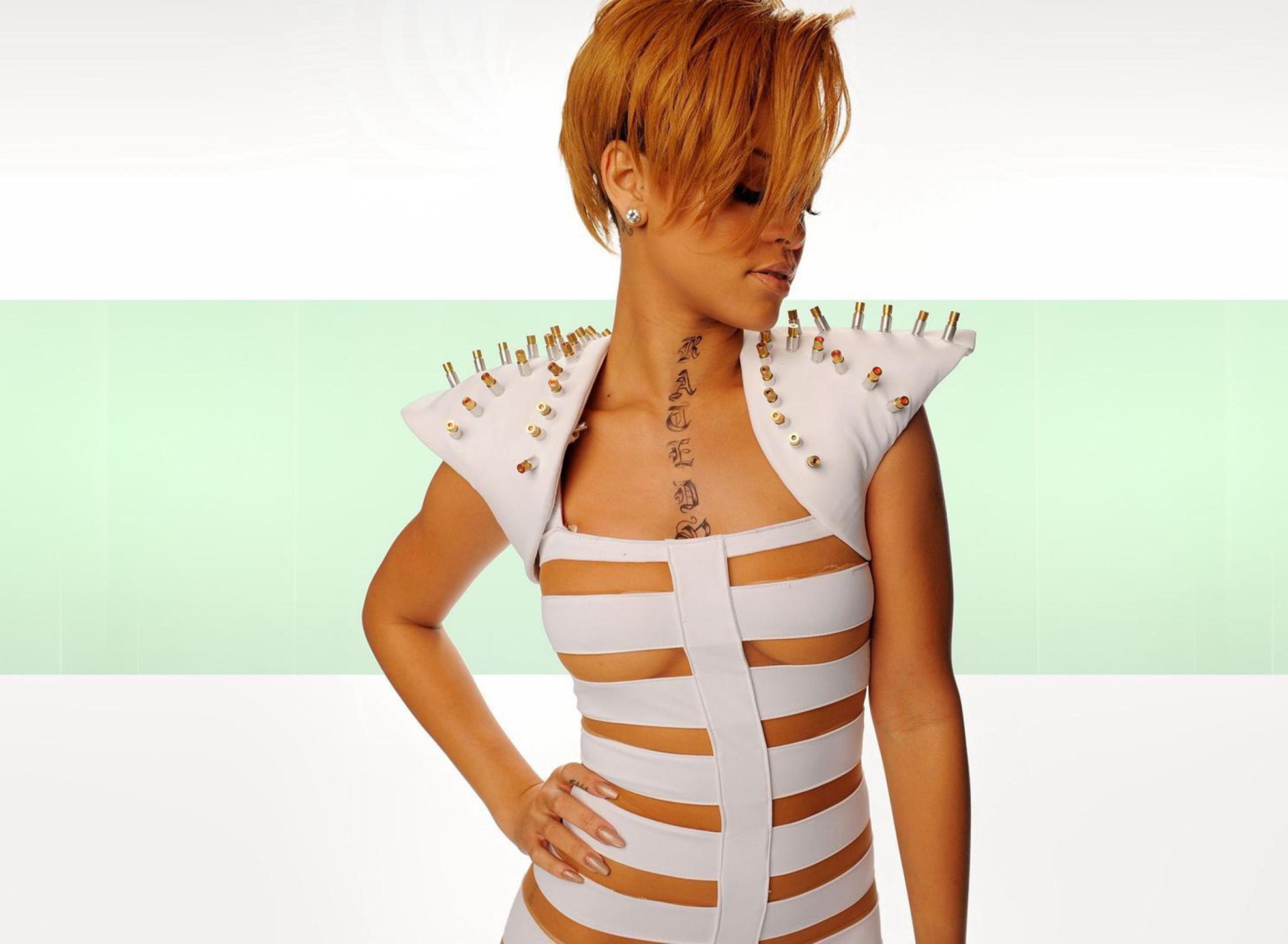 Sfondi Hot Rihanna In White Top 1920x1408