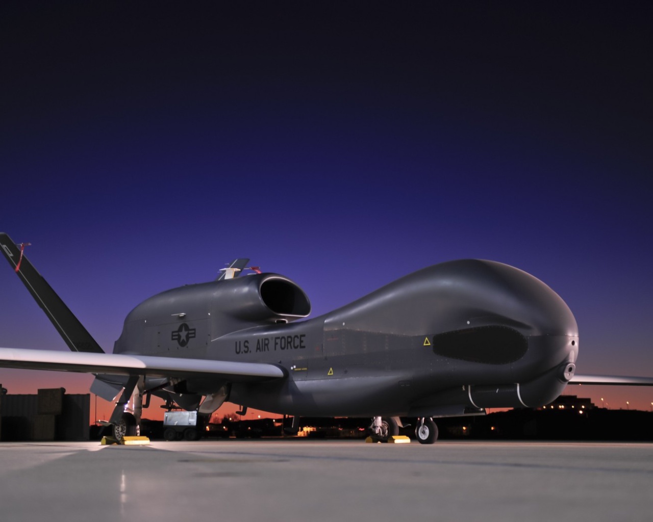 Обои Northrop Grumman RQ 4 Global Hawk surveillance aircraft 1280x1024