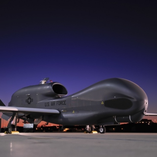 Kostenloses Northrop Grumman RQ 4 Global Hawk surveillance aircraft Wallpaper für 128x128