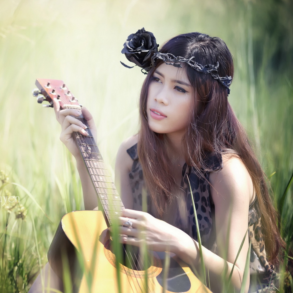 Обои Pretty Girl In Grass Playing Guitar 1024x1024