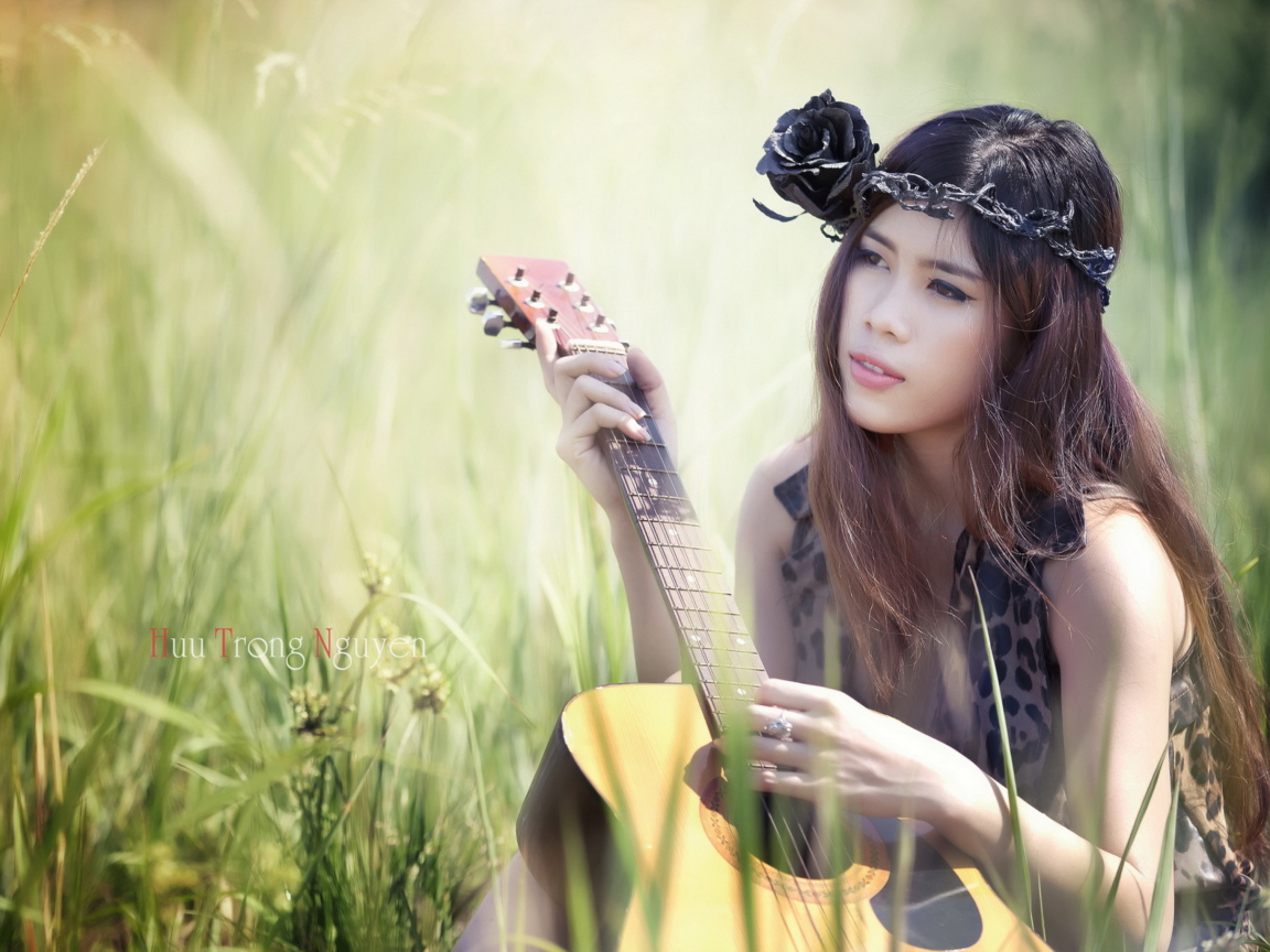 Обои Pretty Girl In Grass Playing Guitar 1152x864
