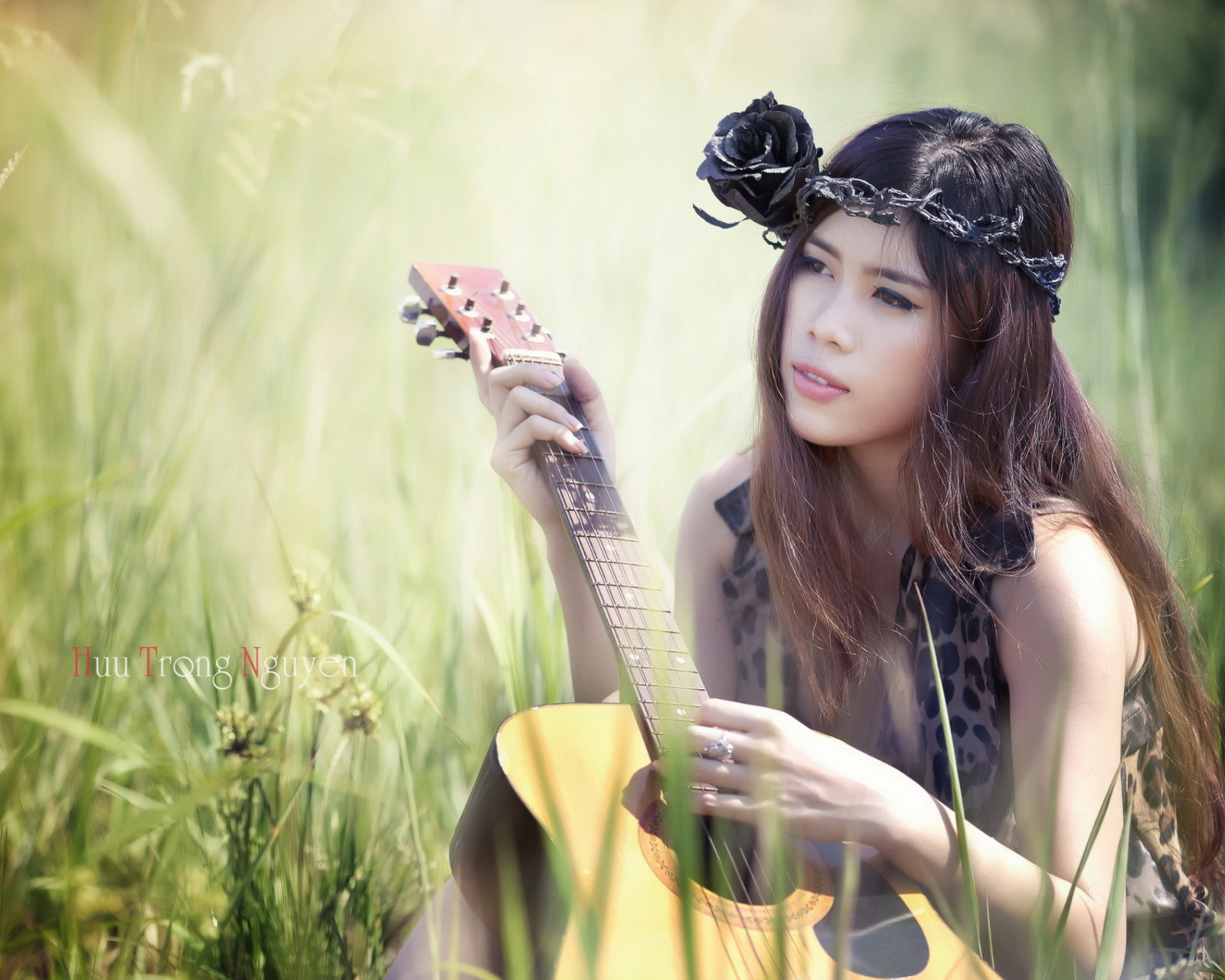 Fondo de pantalla Pretty Girl In Grass Playing Guitar 1600x1280