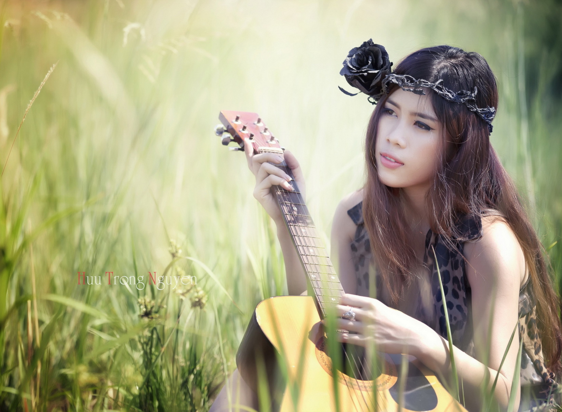 Sfondi Pretty Girl In Grass Playing Guitar 1920x1408