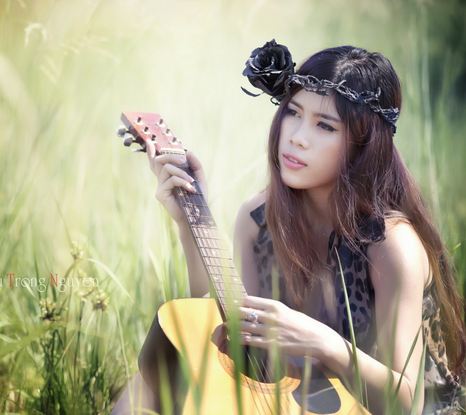 Sfondi Pretty Girl In Grass Playing Guitar 960x854