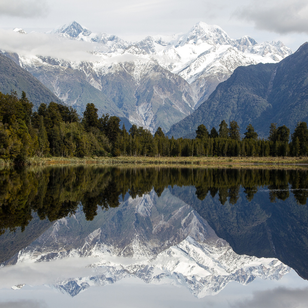 Das Lake Matheson on West Coast in New Zealand Wallpaper 1024x1024