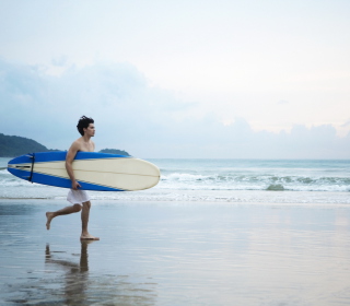 Kostenloses Guy Running With Surf Board Wallpaper für iPad