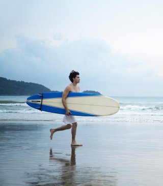 Kostenloses Guy Running With Surf Board Wallpaper für 240x400