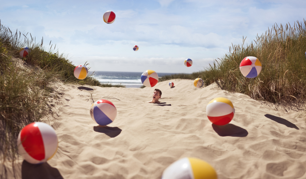 Screenshot №1 pro téma Beach Balls And Man's Head In Sand 1024x600