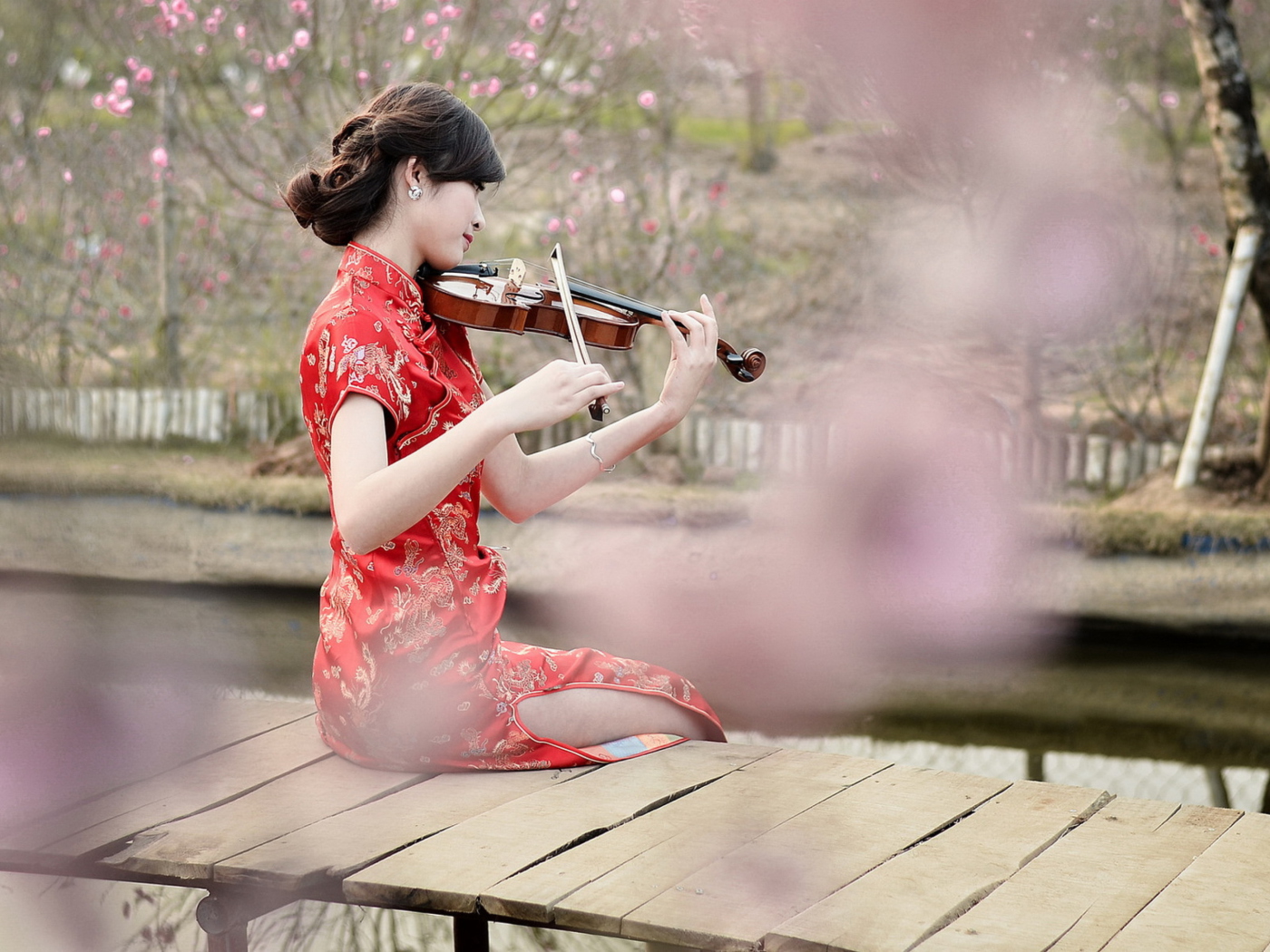 Fondo de pantalla Pretty Asian Girl Violinist 1400x1050