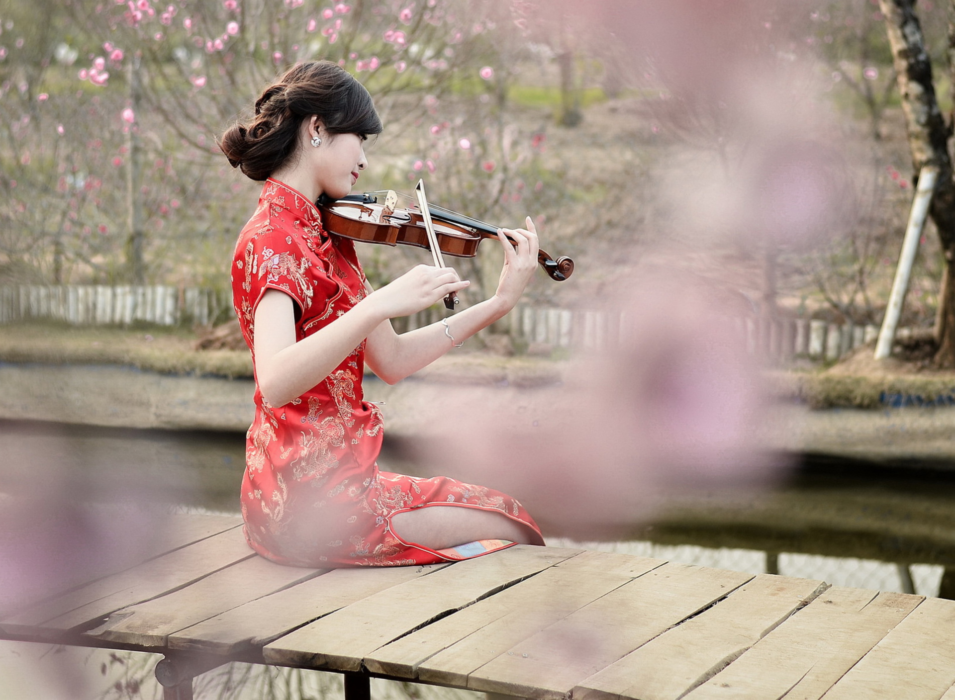 Обои Pretty Asian Girl Violinist 1920x1408