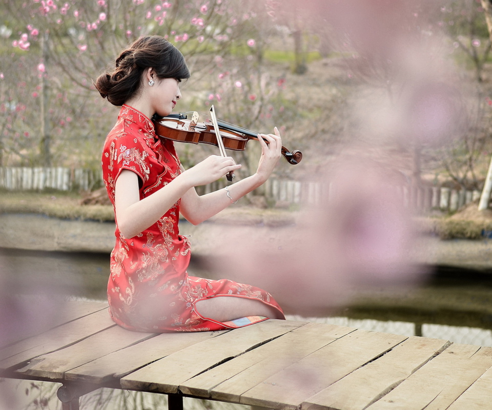 Обои Pretty Asian Girl Violinist 960x800