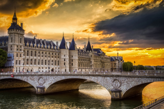 Free La conciergerie Paris Castle Picture for Android, iPhone and iPad