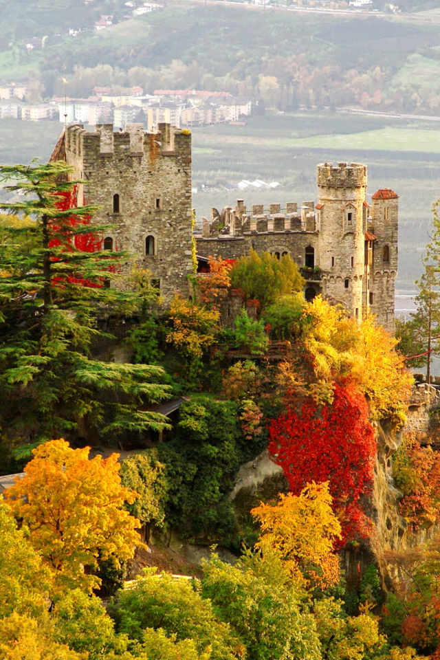 Fondo de pantalla Italy Castle in Brunnenburg 640x960