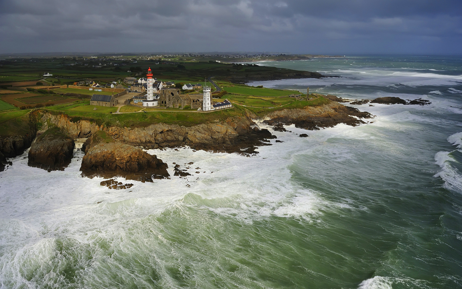 Lighthouse on the North Sea wallpaper 1920x1200