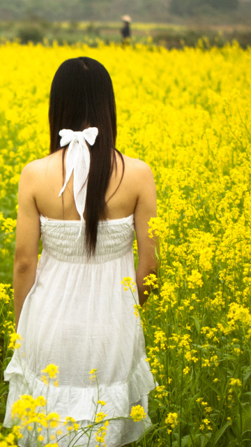 Screenshot №1 pro téma Girl At Yellow Flower Field 360x640