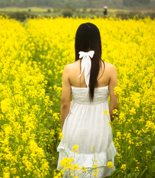 Girl At Yellow Flower Field - Obrázkek zdarma pro 640x960