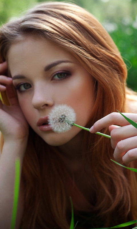 Screenshot №1 pro téma Redhead Girl With Dandelion 480x800