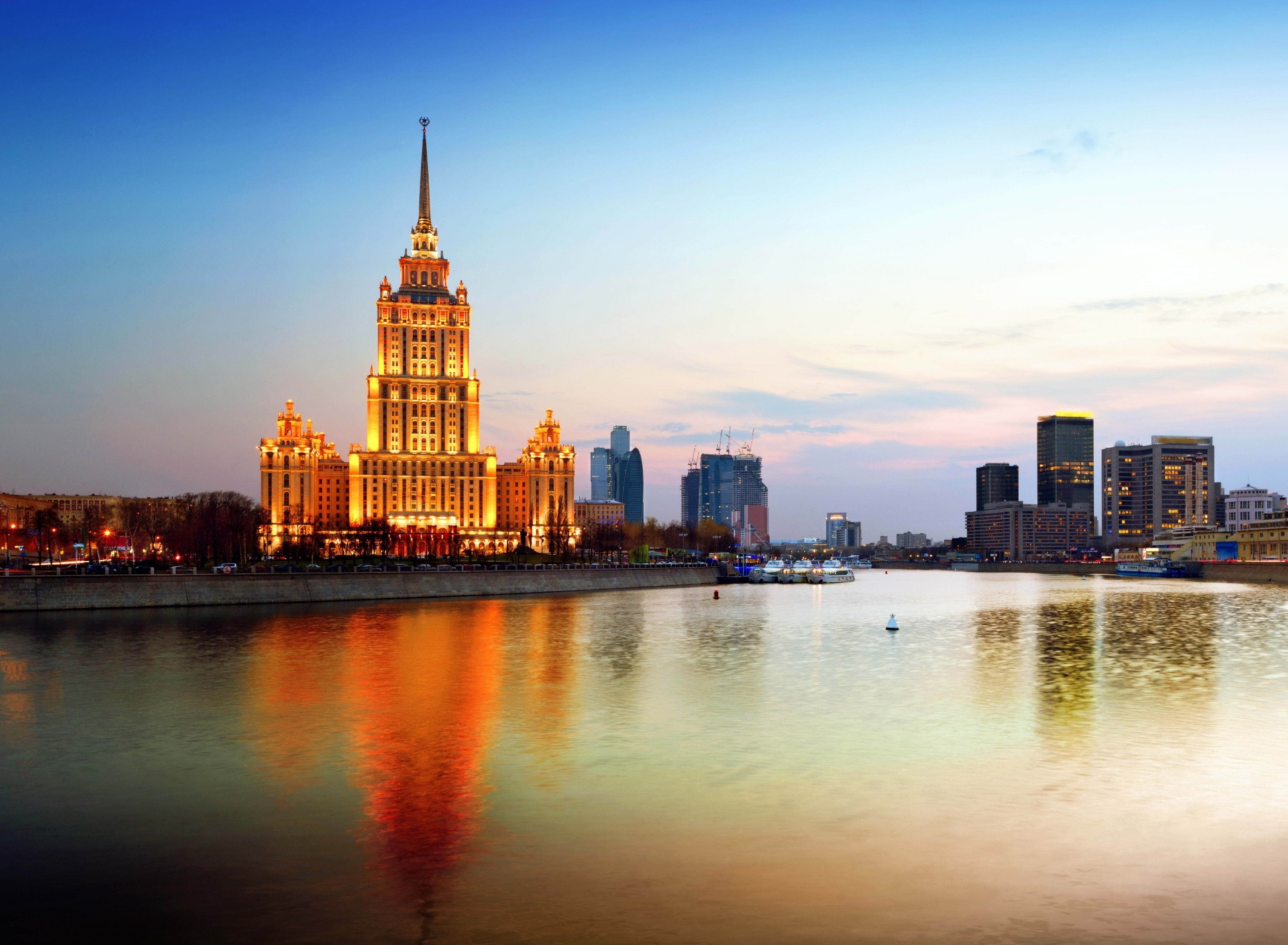 Fondo de pantalla Beautiful Moscow City 1920x1408