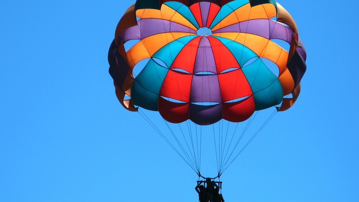 Big Colorful Air Balloon wallpaper 1366x768