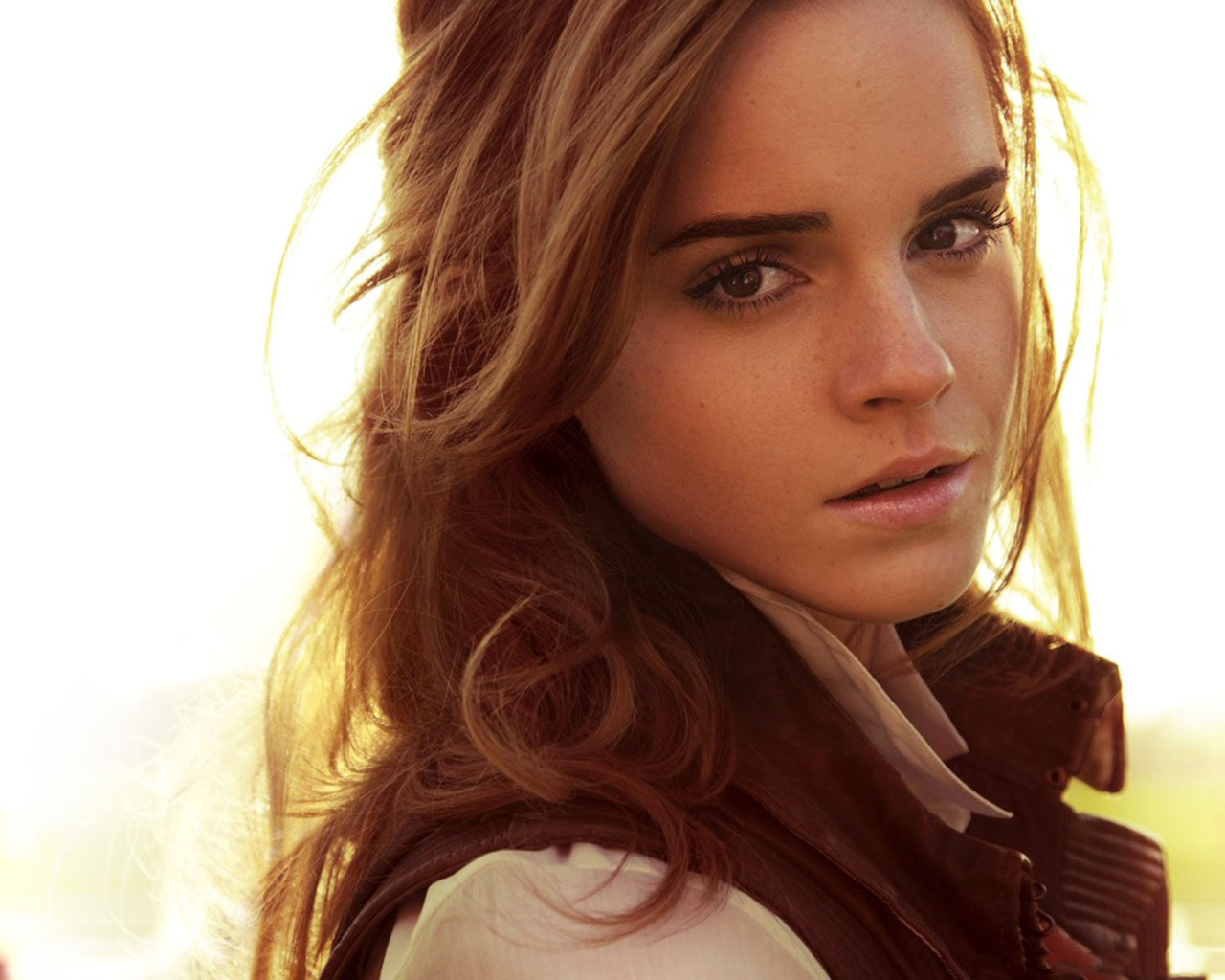 Cute Emma Watson screenshot #1 1280x1024