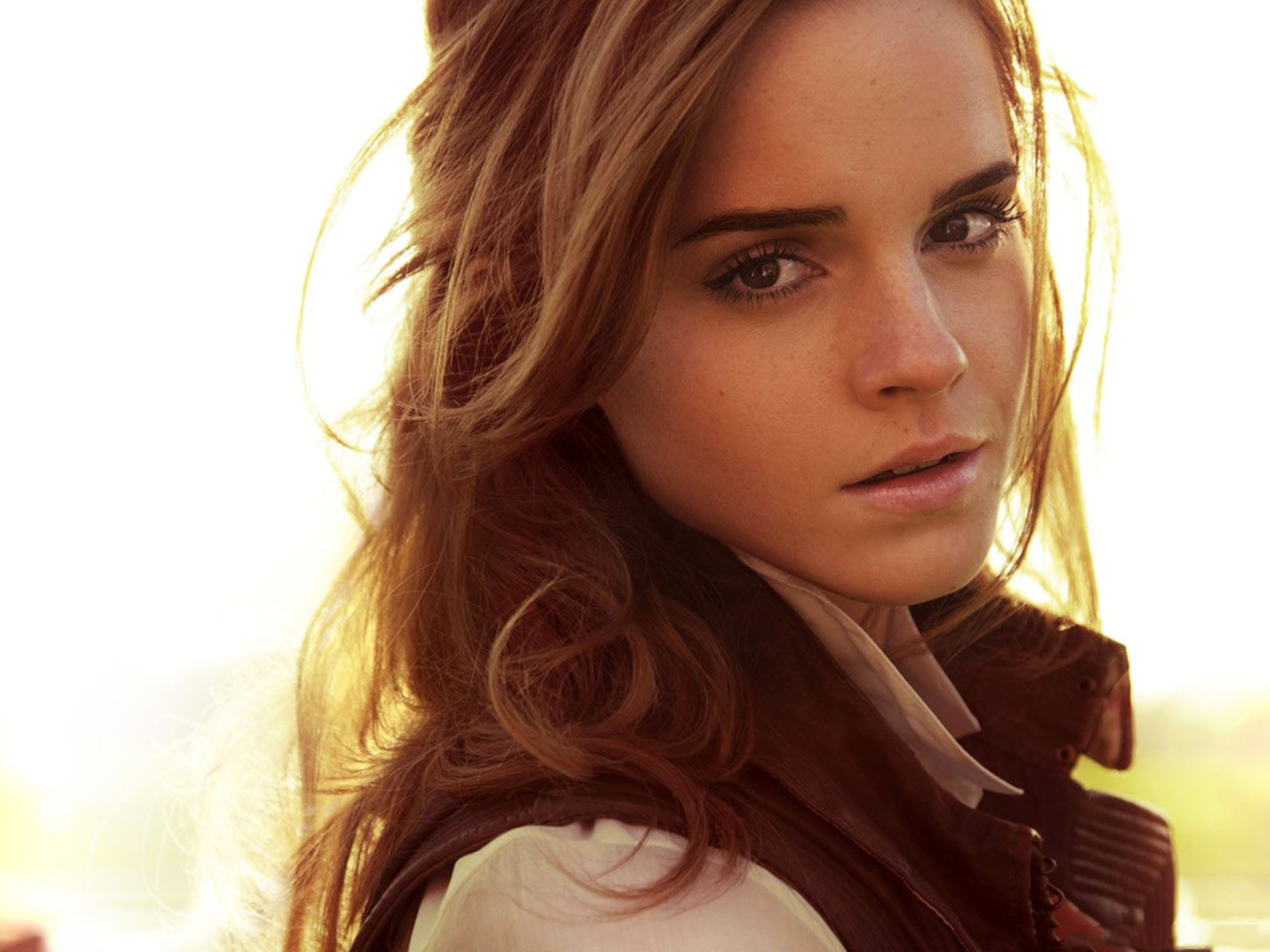 Fondo de pantalla Cute Emma Watson 1600x1200